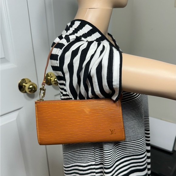 Louis Vuitton Accessory Pouch - Picture 9 of 11